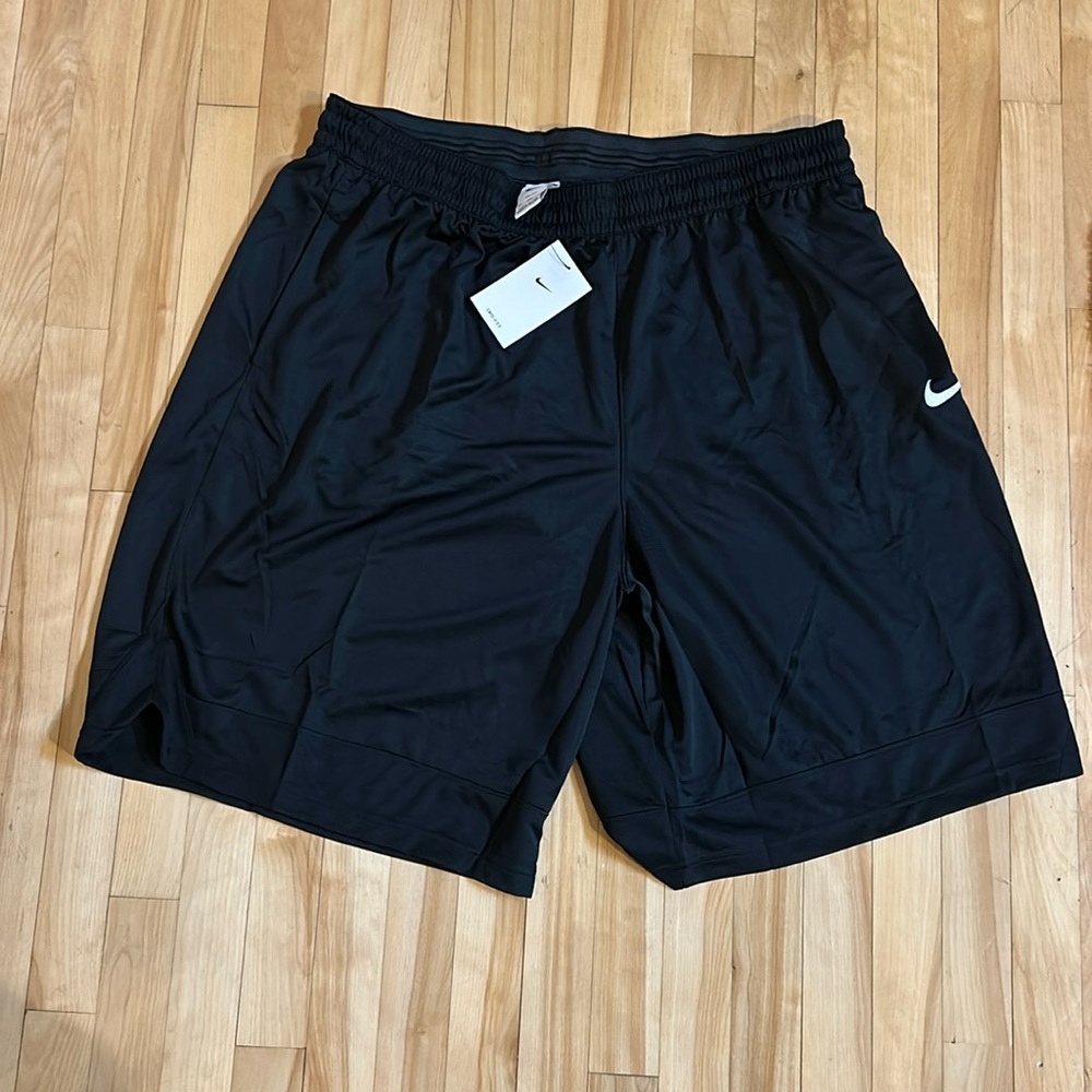 Men’s Athletic Nike Shorts - Picture 2 of 3